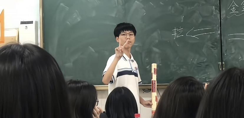 近日，一名自闭症男孩初中毕业仪式，全班同学鼓励他给老师放礼花的一幕令人感动不已。