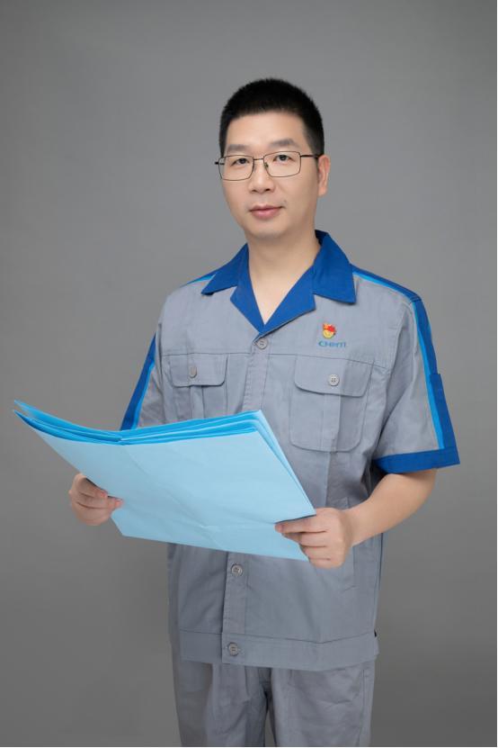 杨灿辉，男，1979年出生，湖南涟源人，2003年毕业于重庆工商大学机械设计制造