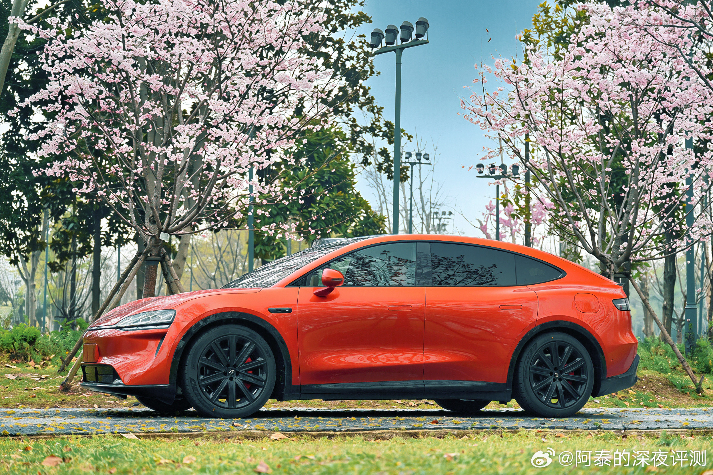 带你们看看搭载896线激光雷达的智界R7，【活力橙】车色，好看吗是不是很鲜活！！