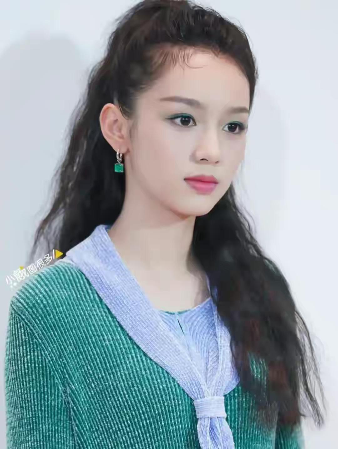 清新自然，绿意盎然，自然妆容，时尚穿搭