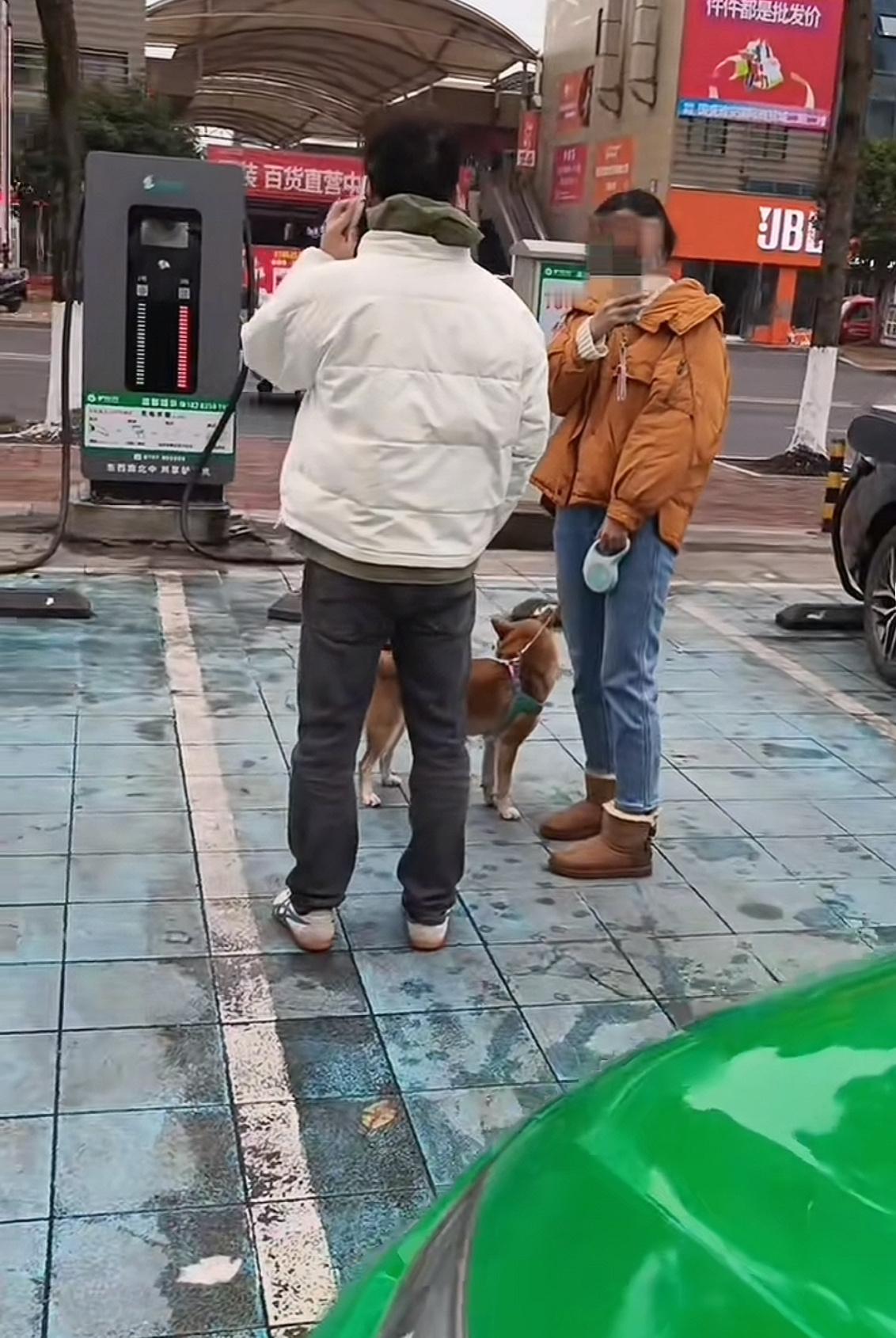 刷到一个出租车司机发的视频，因为给车充电引发的纠纷，视频太长，我用文字简要描述一