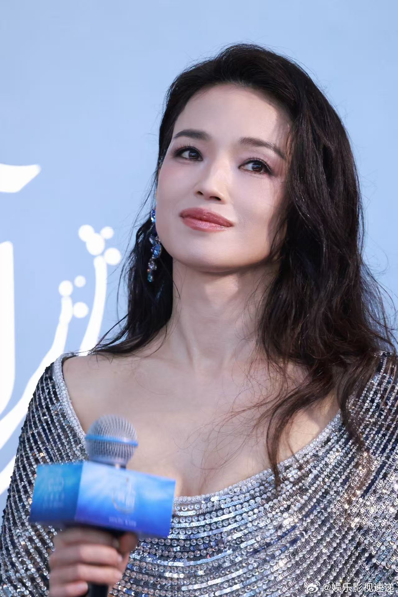 舒淇水波亮片高定裙谁懂啊！舒淇在澳门水舞间红毯美成神话！银色钻饰流苏礼裙将“水