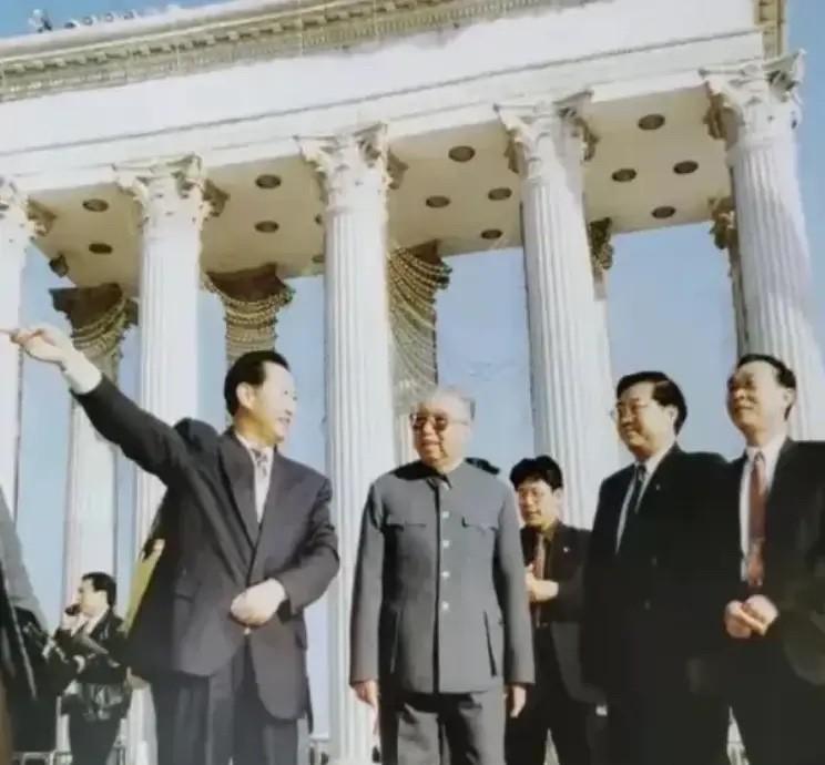 华主席、虽然执政不长。但是他所做的事情，都将影响中国命长治久安的大事！将永载史册