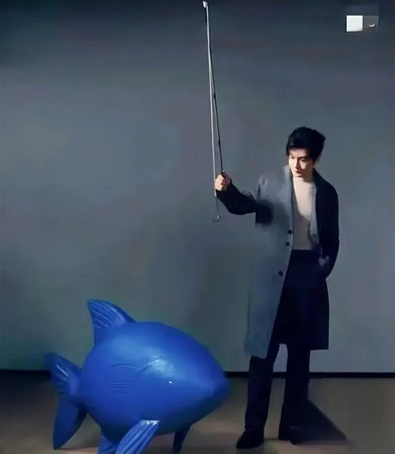 黄晓明晒钓鱼照惹争议？新作票房预估仅八百万作为顶流，他怎会在事业关键期“