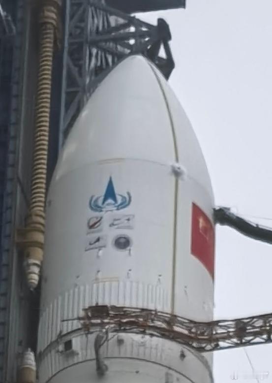 发射嫦娥七号任务的长征五号火箭开始推出，前往发射台，整流罩按照惯例涂上了合作单位
