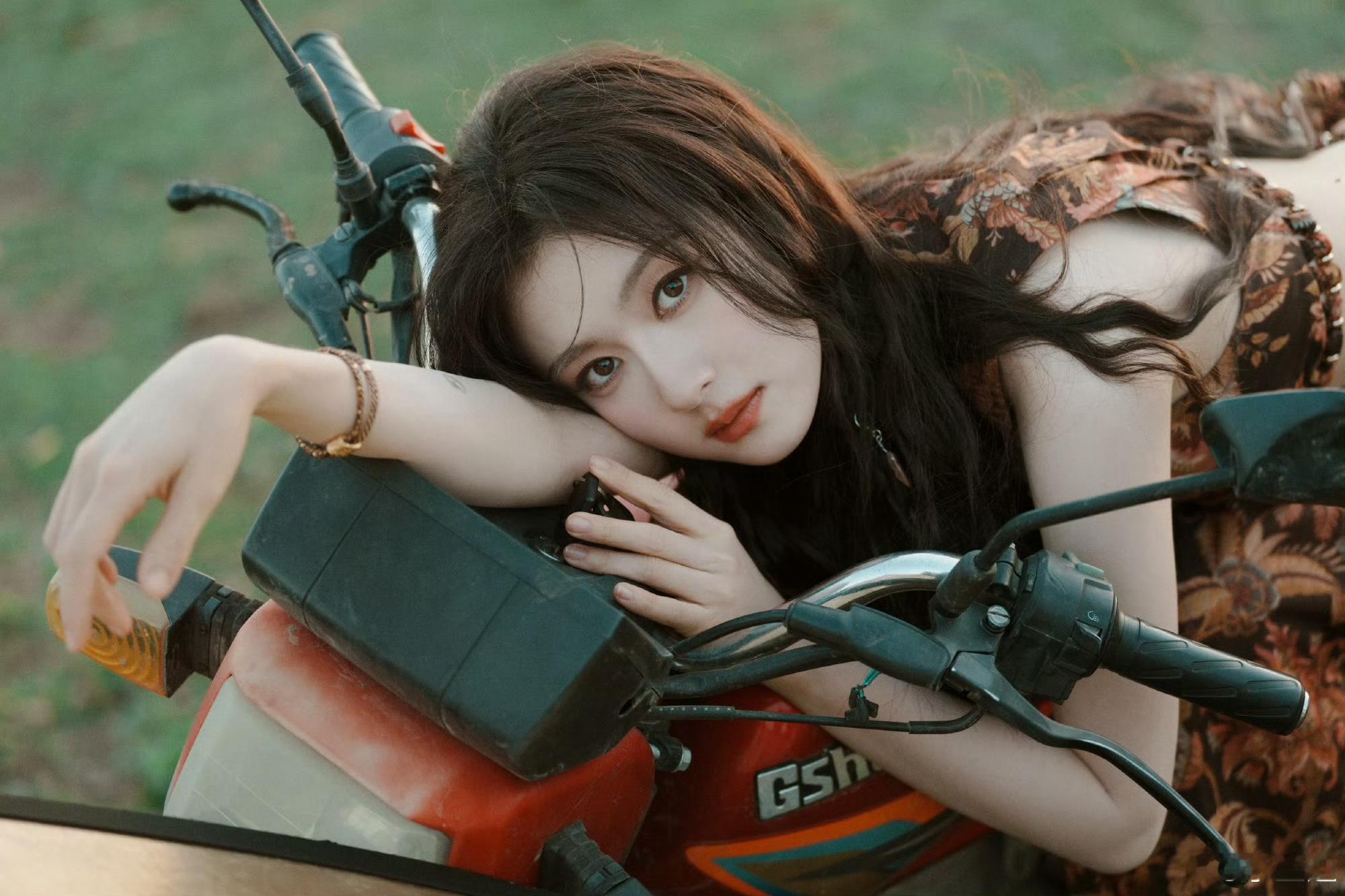 李兰迪李兰迪机车碎花裙大片混搭美学被李兰迪完美诠释了硬朗复古机车撞上温柔田园碎