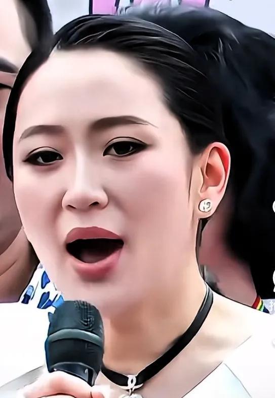 佩通坦最近被人摆了一道，导致犯了一个很低级的错误，网友说她过于谦卑，以至于让国家