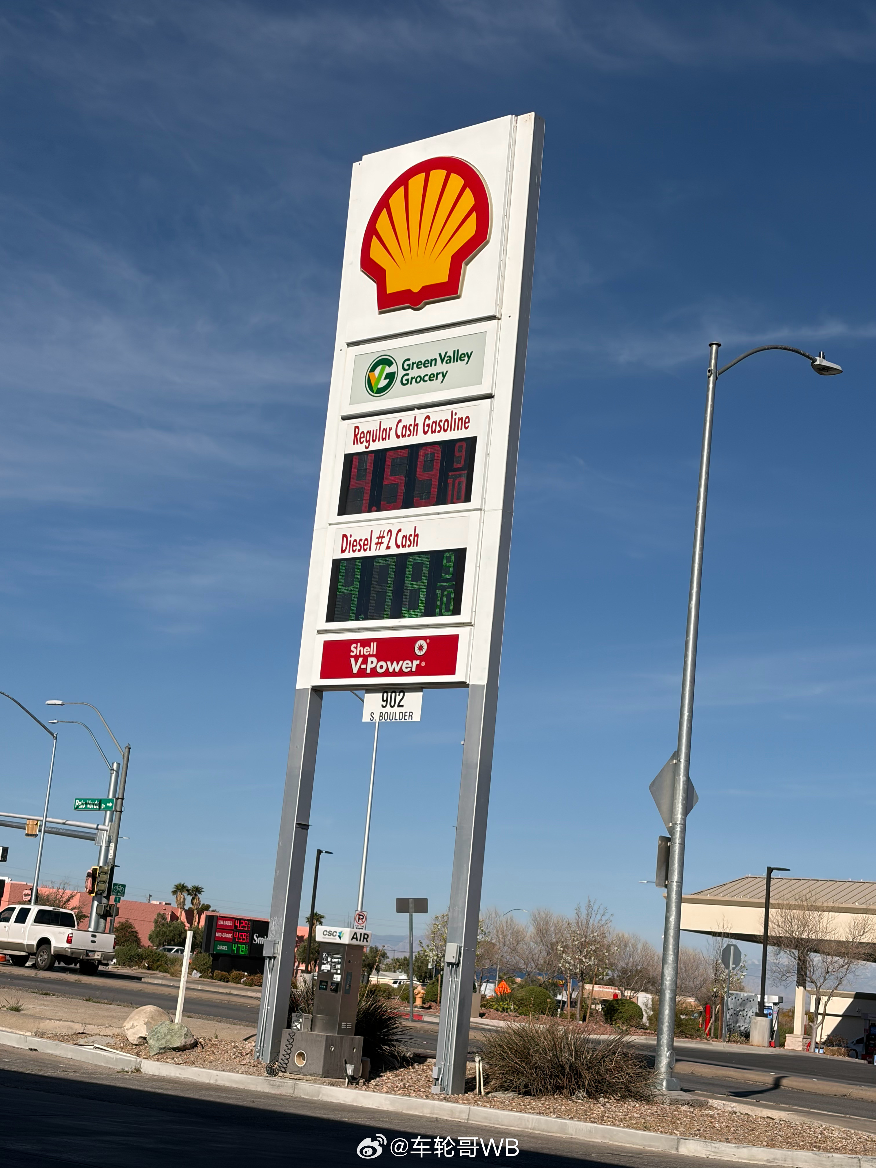 最近一周美国油价真是涨疯了，这个加油站上周还是3.7美元/加仑（约7.04人民币