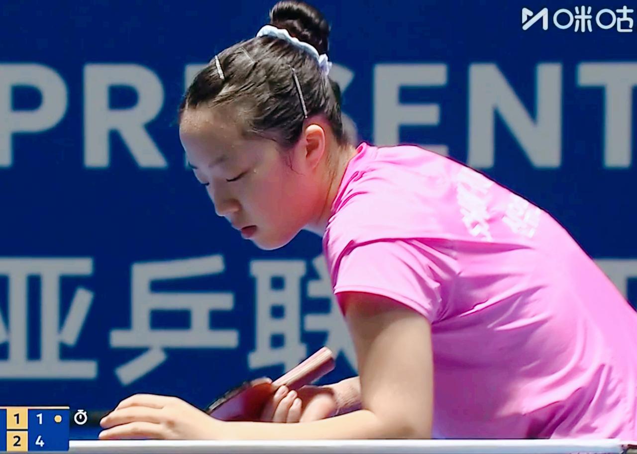 周冠达说：以前感觉王曼昱的防守是座山。刘国正说：现在她是移动的山。前三局王