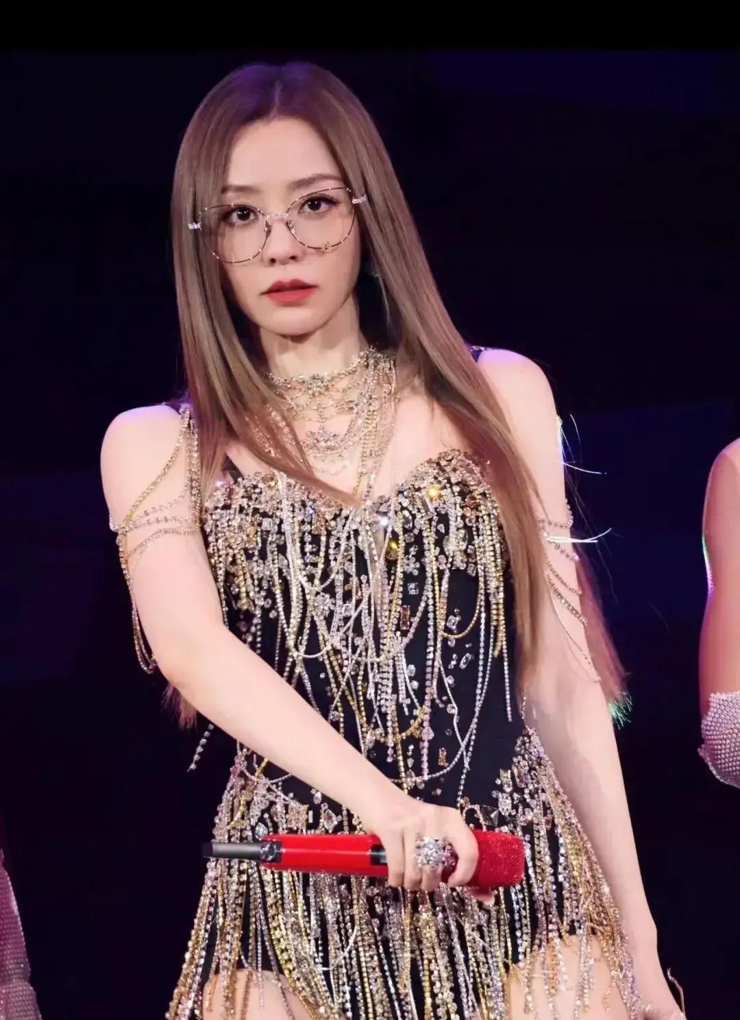 最近张靓颖在深圳开了“追”巡回演唱会的一站，才41岁的她把《九万字》这首歌彻底玩