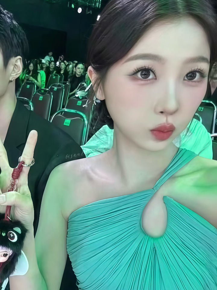 虞书欣就是萌！正面看萌！背面看萌！左边看萌！右边看萌！上边看萌！下边看萌！怎么看