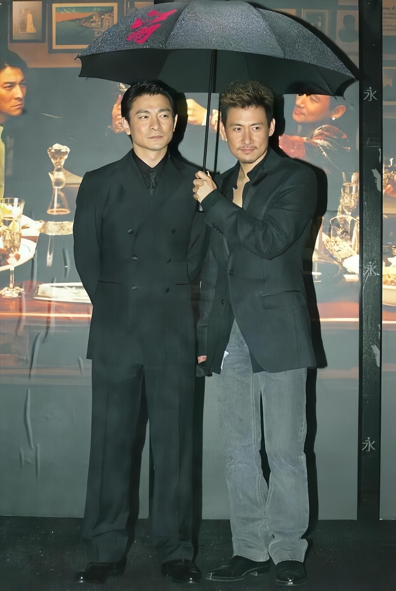 刘德华与张学友古早合影，一起为电影做宣传的画面，真的好温馨啊。看戏就看刘德华
