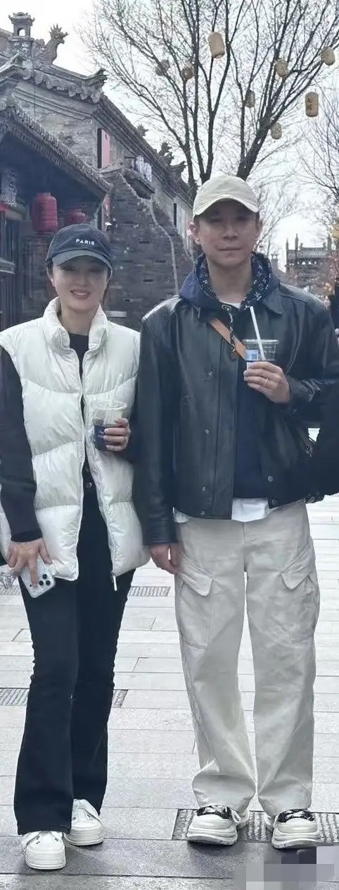 董璇陪张维伊回老家扫墓大同古城偶遇董璇张维伊被董璇的状态惊艳到！陪张维伊回大同扫