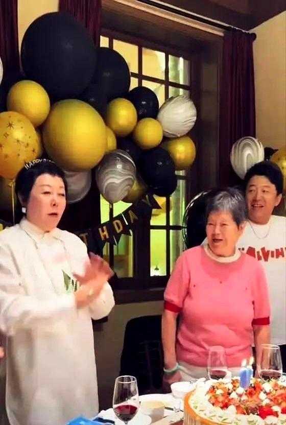 黄渤在青岛海鲜馆被逮个正着。没助理，没摆拍，手机揣兜里，全程给姐姐剥海蛎