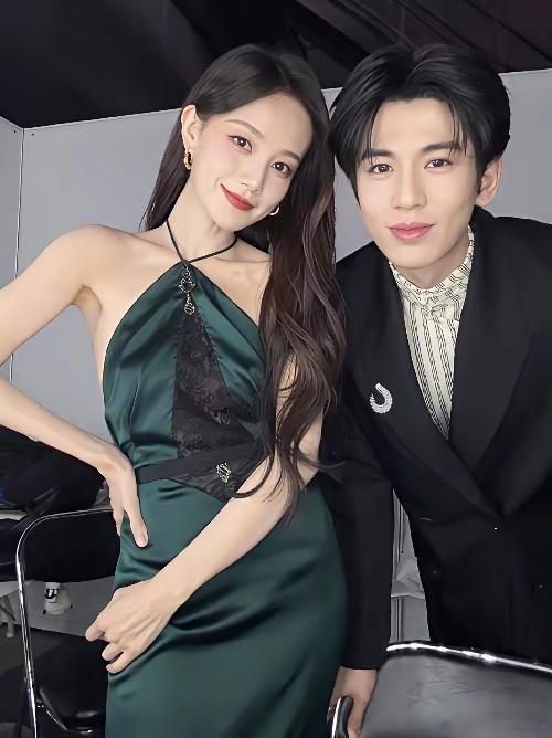 这下终于懂了，难怪李一桐和张凌赫明明同公司，却一直没合作演男女主。李一桐在采访里