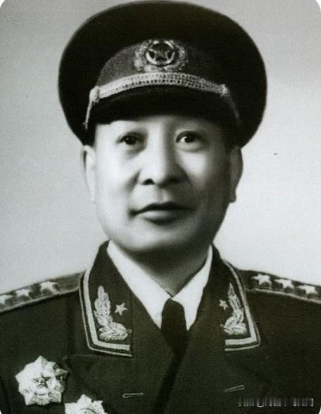 他是9位未参加长征的开国上将之一。坚持三年南方游击战争，是湘卾赣红军“五巨头”之