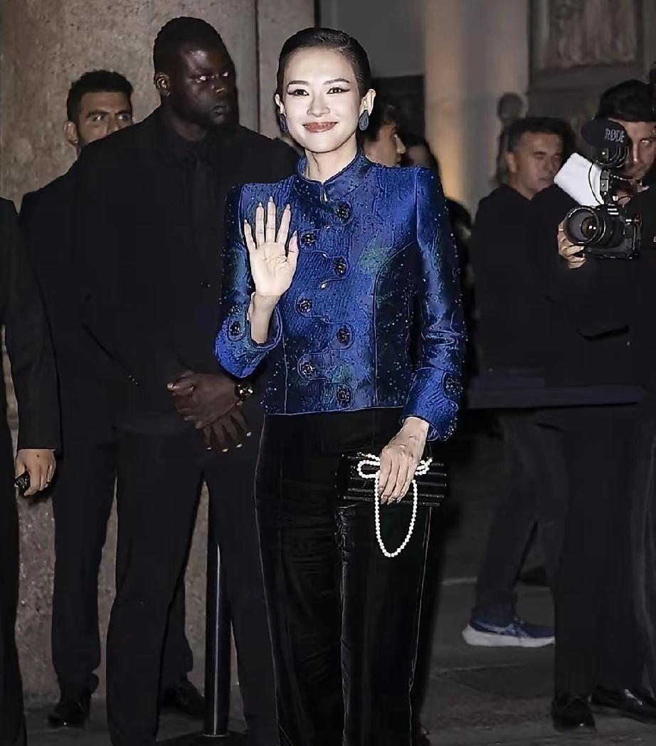 巴黎雨夜封神！章子怡全球限量高定亮相，同框诺兰气场碾压全场