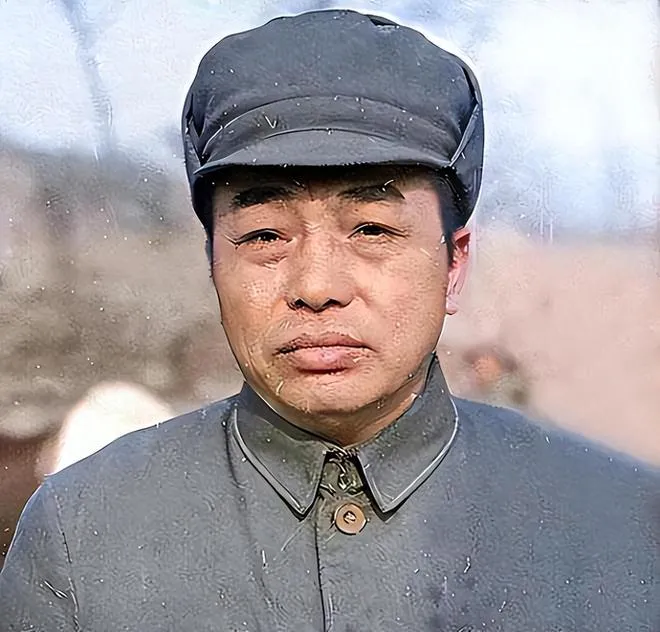 1953年，彭德怀到哈军工视察，刚进食堂，就看到1个熟悉的身影坐在那里，他顿时脸