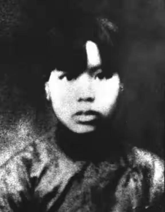 尘封22年的亲情！1950年毛岸英意外得知秘闻：毛主席牺牲的妹妹，还有女儿活在人