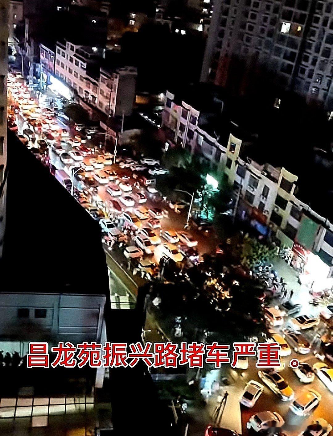 中国大陆广西壮族自治区柳州市，由于连续地震7次，大家都在准备开车出城