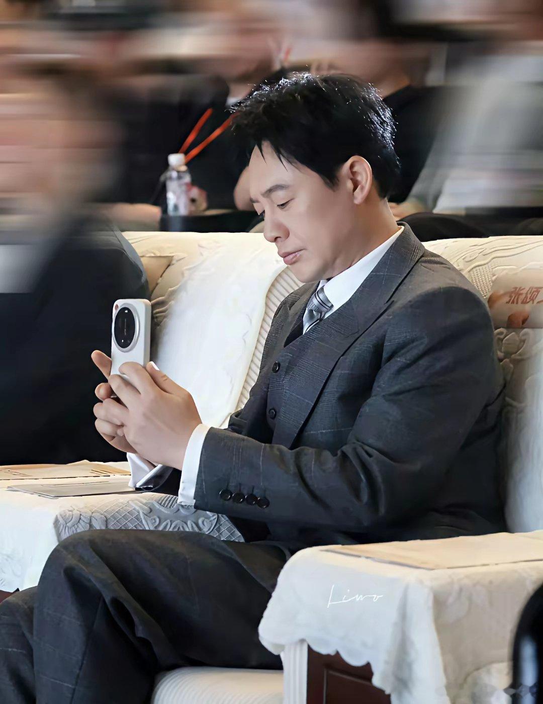 张颂文的手机是小米17Ultra徕卡版，好少见感觉明星基本都是用iPhone的