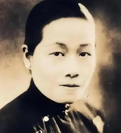1933年南京惊天一幕：蒋介石当众掌掴宋子文，宋霭龄放狠话护弟：子文若有个三长两