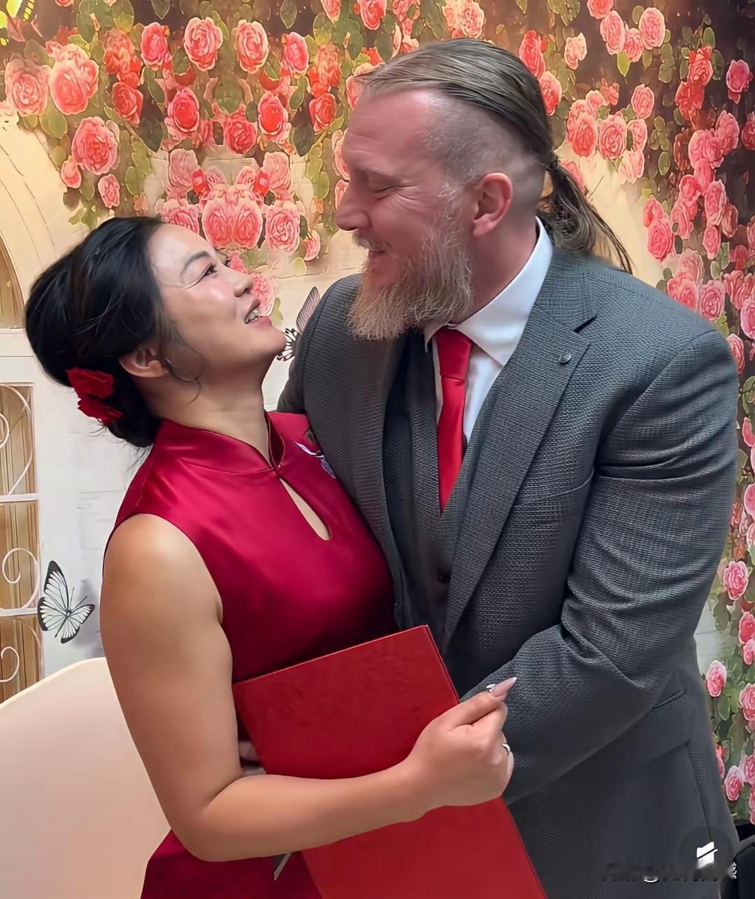 这两个人的年纪应该是差不多，男的应该比这个女的略长一些，但是年龄差距绝对不会超过