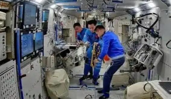 为啥中国空间站只能上3个人，而国际空间站却能达到十几人？说的直白一些，差别就是我