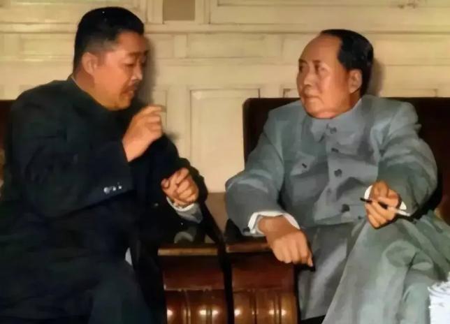 1954年，贺龙当上了国务院副总理，一次会议上，他和毛主席坐在一起抽烟，瞅着周围