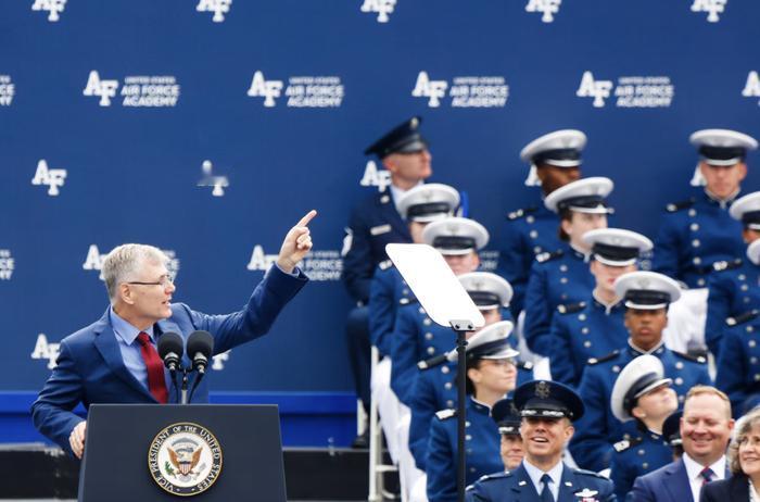 美国又亲手打开了一个让全人类胆寒的潘多拉盒子！ 美国空军部长梅因克周一公开承