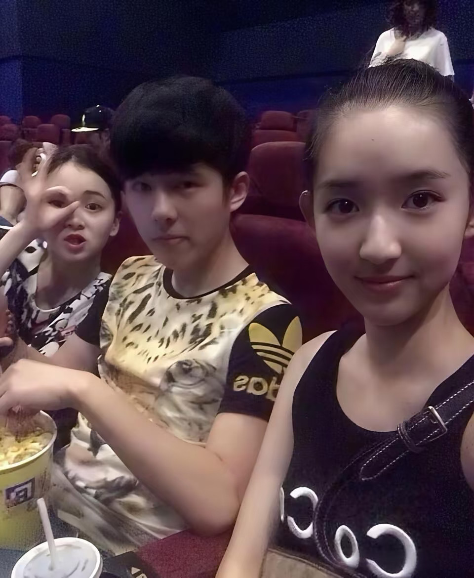 刘昊然、王玉雯上学时期的合影，真的好嫩啊