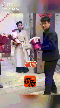 笑不活了!河南安阳,有个小伙头一回去女朋友家提亲。他未来媳妇和丈母娘早就在门口等