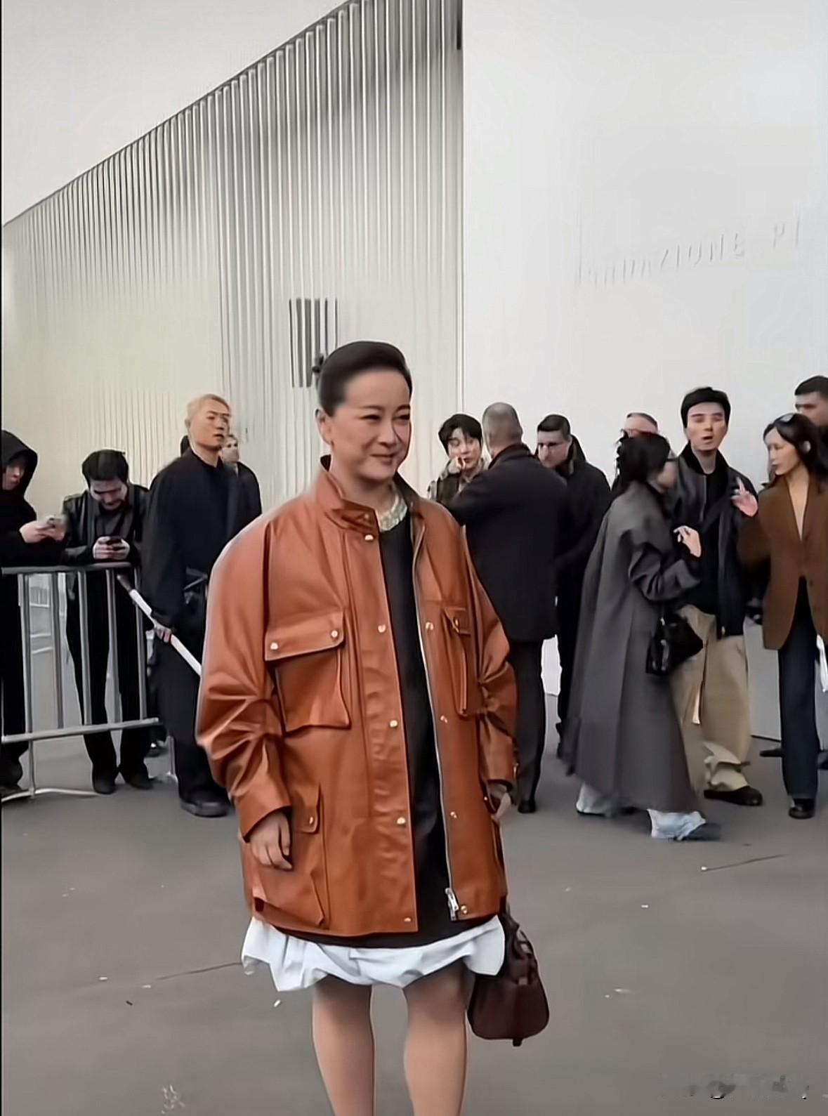 贾玲亮相Prada米兰男装周，这身宽大皮衣穿得一点也不好看，时尚感全无，pose