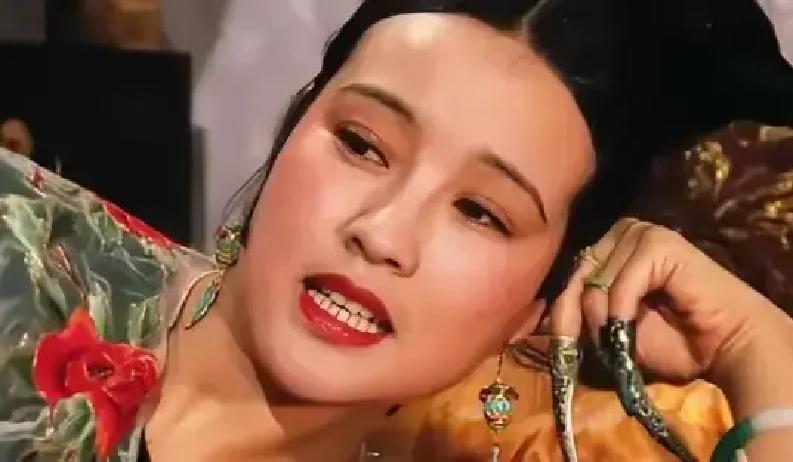 一天，12岁的同治帝，去给母亲慈禧请安，谁知，他刚一走进门，就被眼前一幕彻底惊呆