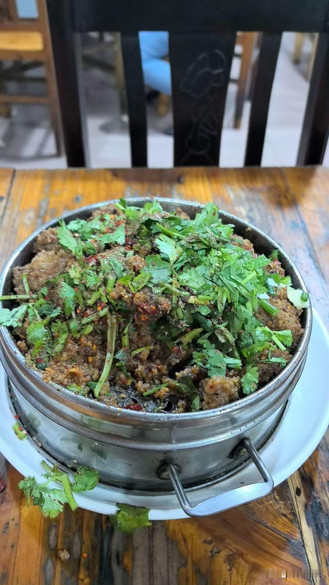 川味粉蒸牛肉品尝记成都小吃琳琅满目，最让我记忆深刻的当属粉蒸牛肉。粉蒸牛