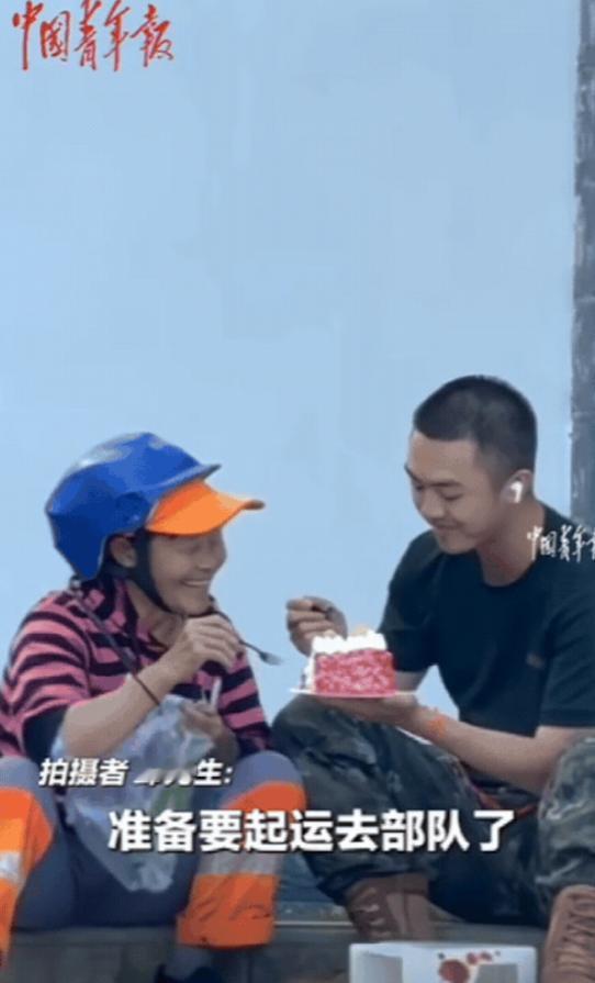 破防了！云南，小伙结束役前训练，准备起运去部队，不料，环卫工妈妈却突然出现她没