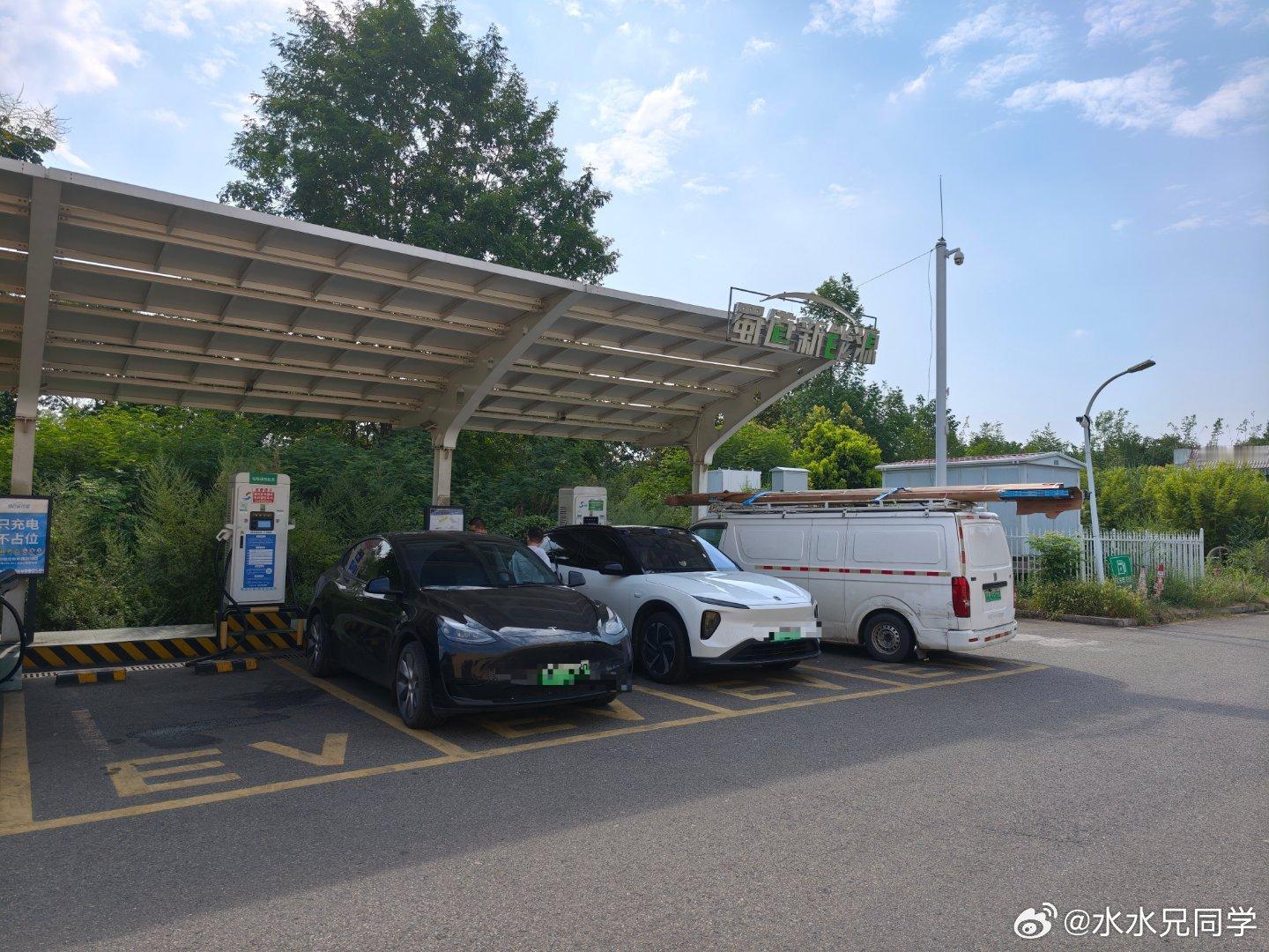能换电的车和只能充电的车，在高速服务区充电的策略和心情是截然不一样。能换电的车，