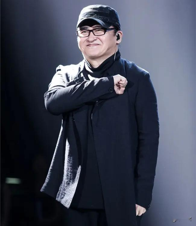 主持人问刘欢:“你开演唱会不需要做点新的造型吗？”刘欢说:“不需要。”主持人好奇:“为什么？”刘欢说