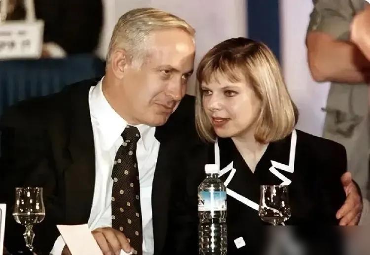 我是受过教育的女人！心理学家！学士！硕士！萨拉对着电话狂吼了整整20分钟，嗓音沙