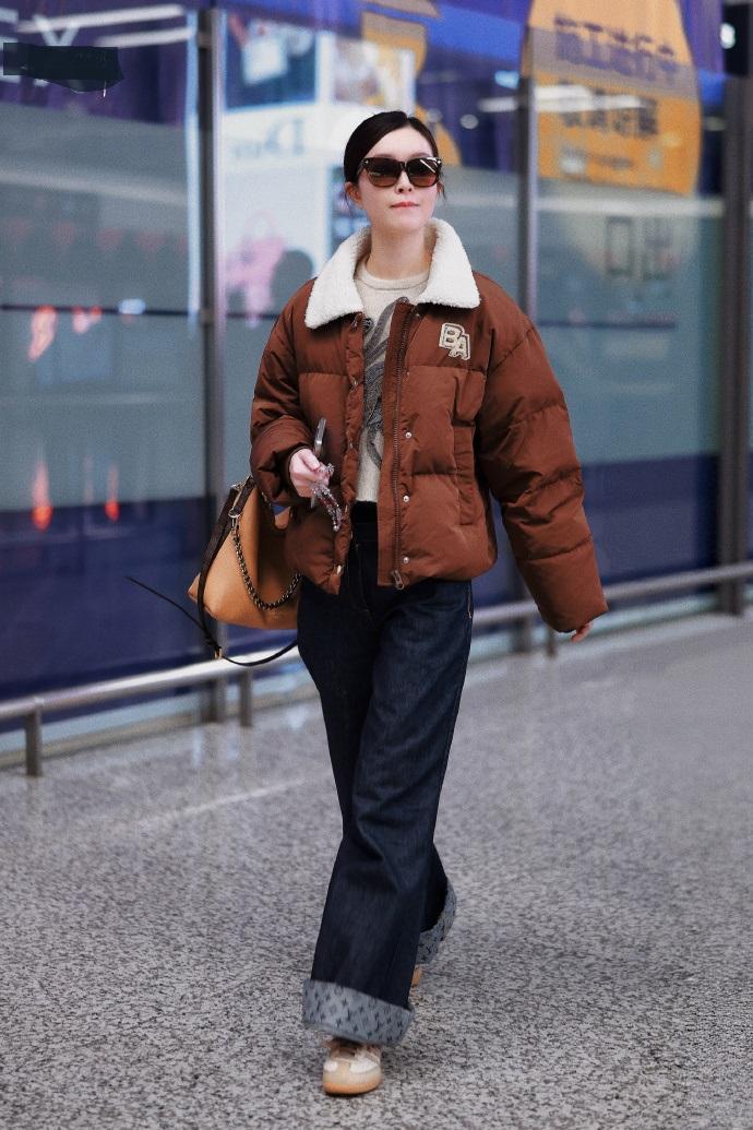 今天文咏珊现身上海机场，她这回搭配的很有潮流时尚之美，看上去年轻又迷人。文咏