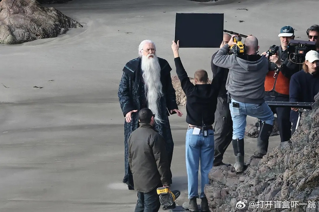 现在HBO剧版《哈利·波特》邓布利多饰演者约翰·利思戈也吵吵着要和J.K.罗琳划