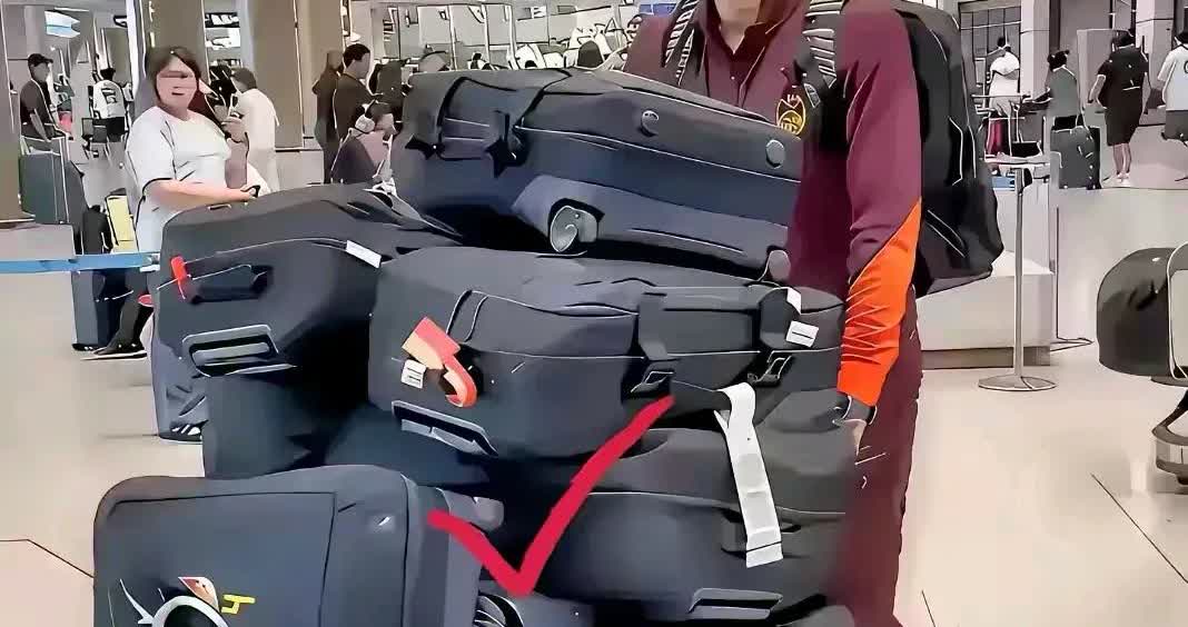 男足出征行李堆成山：51人托运百件装备，医疗床6张仪器4台，场下排场比场上大！对比C罗梅西一个背包走天下，女足人均一箱打天下