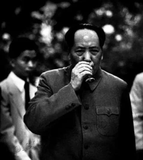 毛主席在中南海去世以后，发生了一件怪事。秘书以及工作人员表示，以前从来没