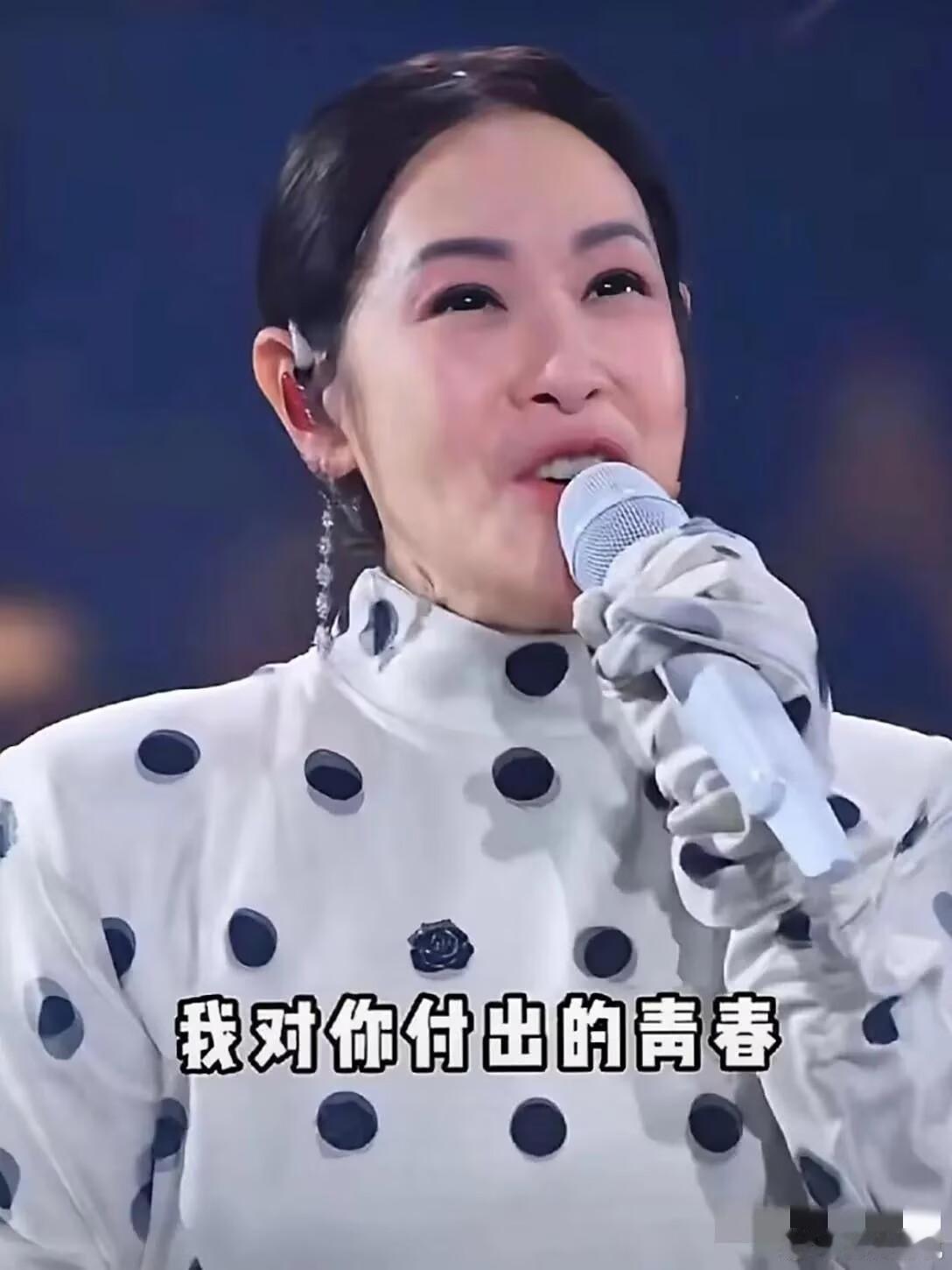 年轻时看起来并不怎么在意外貌的刘若英竟然也选择打针了，前段时间她开演唱会时候的模