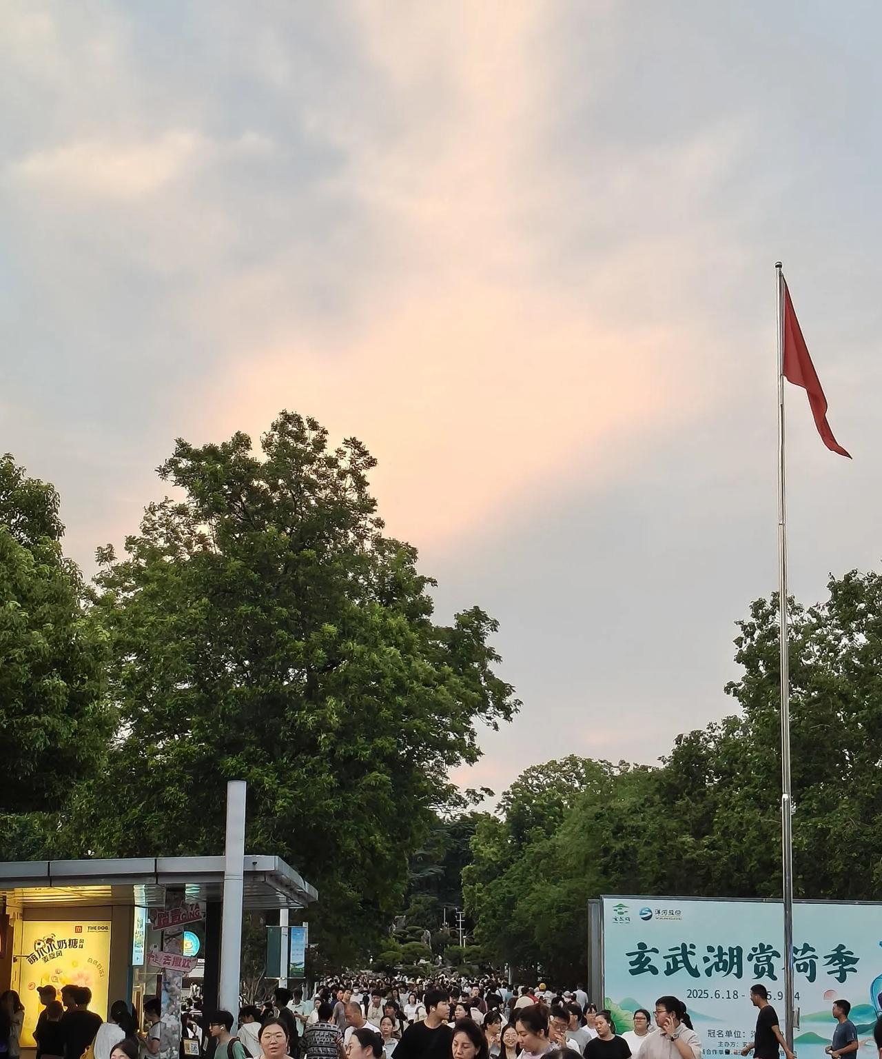 7月14日晚上7点的南京玄武湖公园太出片了。这个夏天还没有怎么出