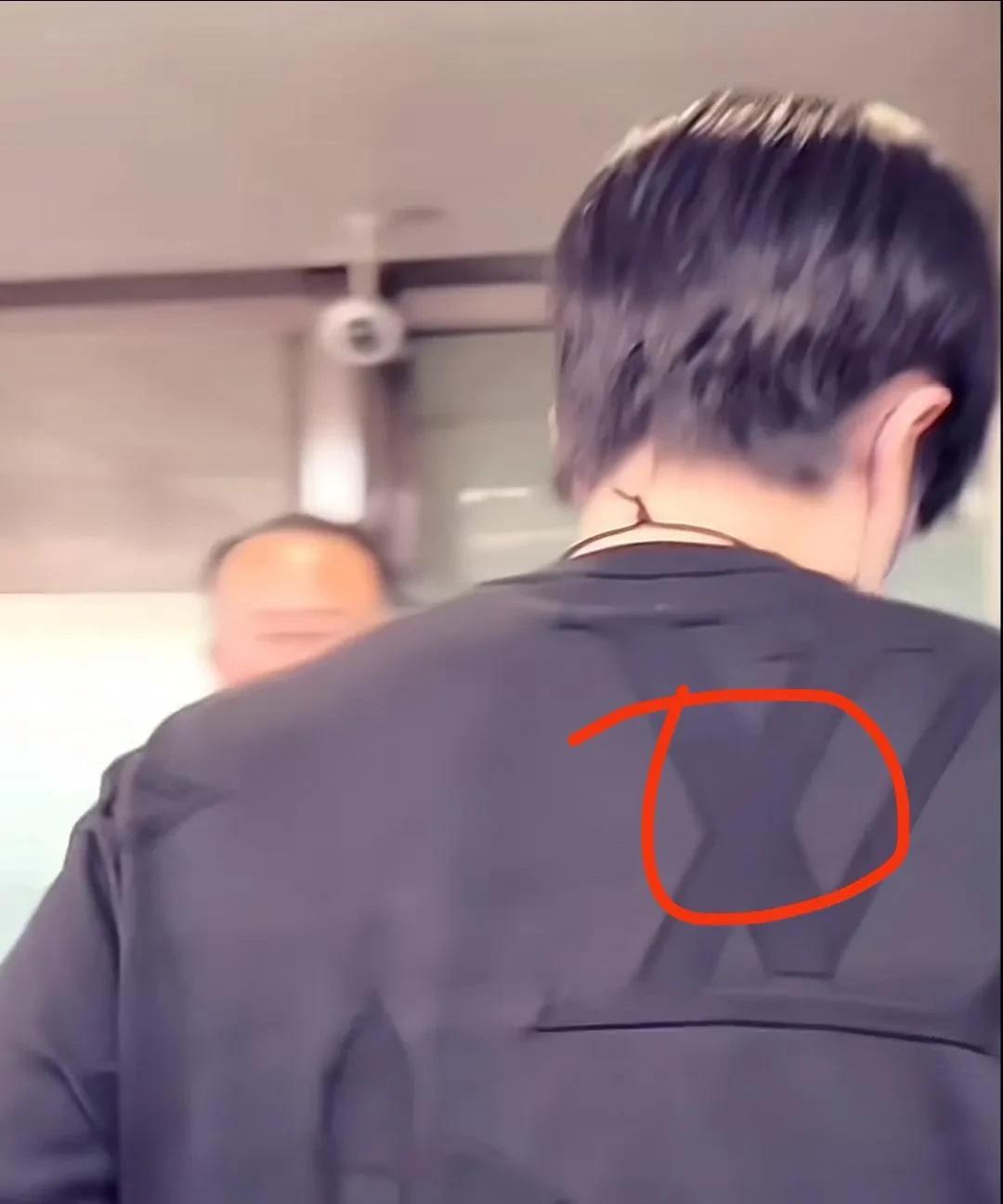 王头和大胖在穿搭做事上就是两种不同风格。原以为封训结束回京的王头变化穿着了，没