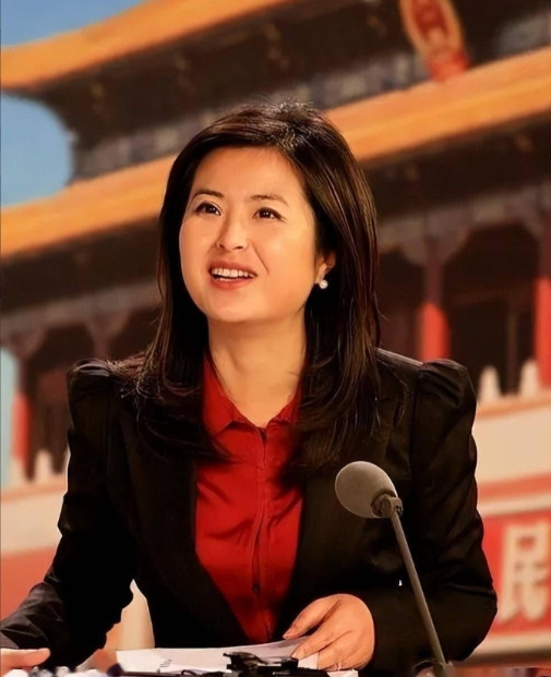 2015年，42岁的“央视名嘴”张泉灵辞职后，趁60岁的老公不注意，带着147万