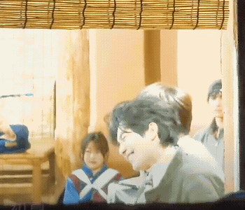 陈楚生和王栎鑫打鼓苏醒双语主持，王铮亮拉起手风琴，哇偶，这是再就业和云南当