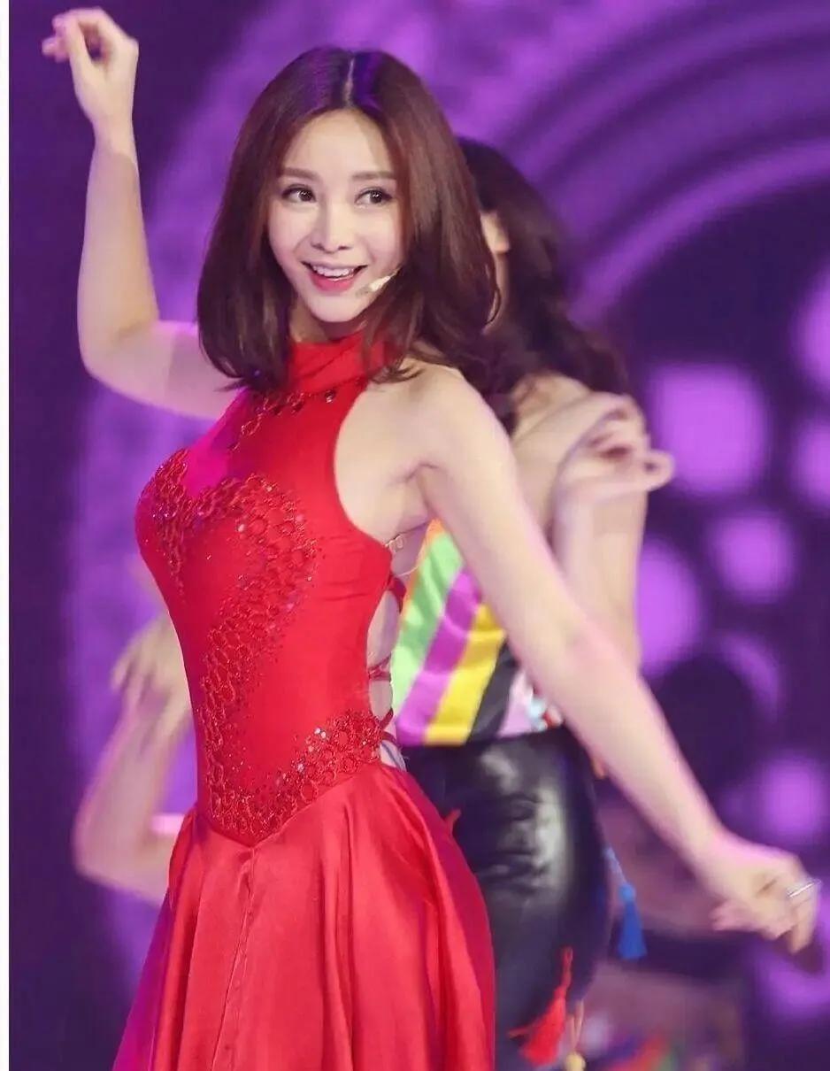 🔥柳岩当年这一袭红裙，简直是舞台上的“杀器”！高开叉设计随着舞步摇曳生