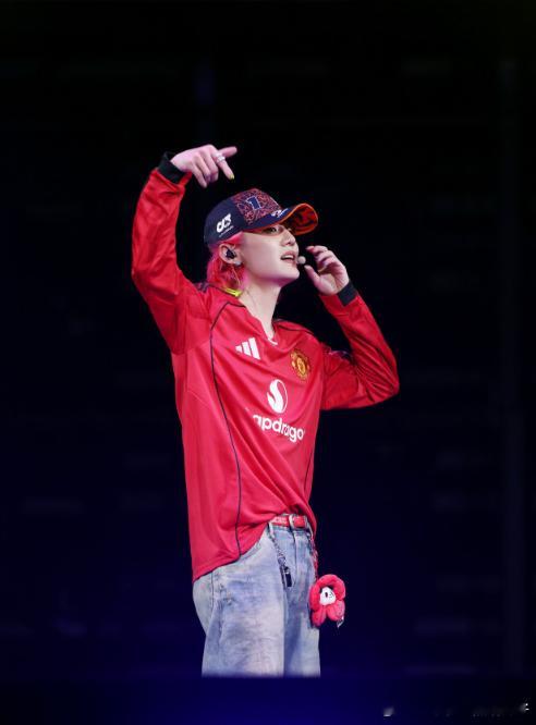 鹿晗成都魅力定格鹿晗成都的乖乖们舞台见鹿晗在成都的演出中展现了全方位的艺人素养